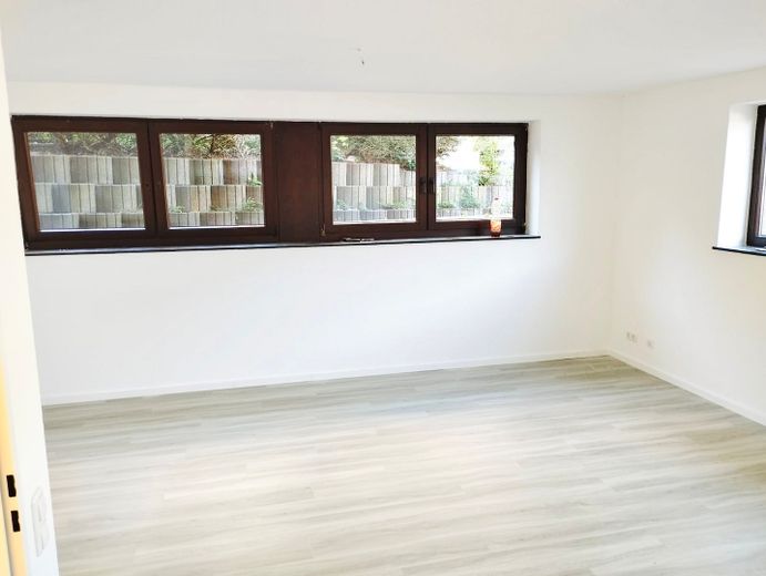 Attraktive Souterrainwohnug mit moderner Küche und Fußbodenheizung – Wohnzimmer