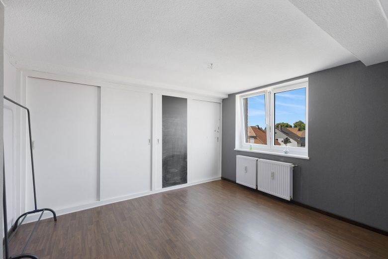 Modernisiertes Einfamilienhaus mit Anbau/ Scheune auf 1.436 m² Grundstück in Ilsede-Groß Lafferde – Schlafzimmer
