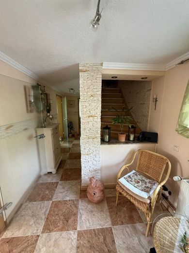Bezugsfertiges Einfamilienhaus mit großem Blk, Garage, 2 Bädern und sonnigem Grundstück – Flur