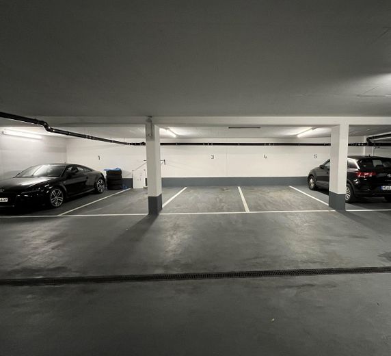 Luminosissimo appartamento di 2 locali di altissima qualità, metropolitana/tram a 3 min, con wallbox/climatizzazione/cucina nuova, vicino al parco – Stellplatz mit Wallbox