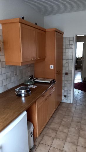 sonnige Wohnung mit Weitblick – Küche links zum Flur