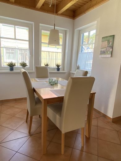 Ferienhaus mit eigenem Bootssteg im Hafendorf Rheinsberg – Essecke im Erker
