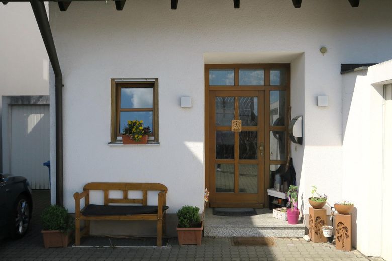 Well-maintained detached house with garden for rent in Seubersdorf – Eingangsbereich