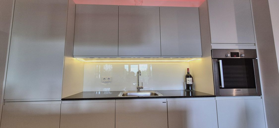 Un cadre de vie exclusif au bord de la Spree – Appartement meublé de 2 pièces (97m2) sur la presqu’île de Stralau – Küche/Kitchen_1a