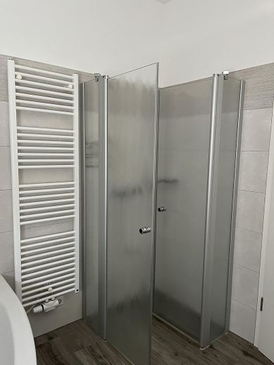 Nachmieter/in für mod. Neubauwohnung (2018) mit Dachterrasse gesucht – Bad mit ebenerdige Dusche