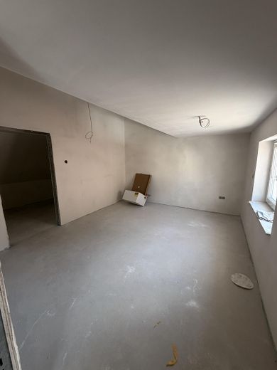 Ático diáfano con estilo loft tras reforma integral: 2 habitaciones + vestidor y balcón – Rohbau