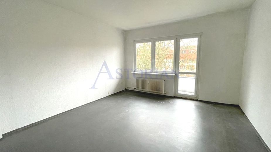 Renovierungsbedürftige 2-Zimmer-Wohnung mit Balkon im Herzen Nordberlins – Zimmer 1