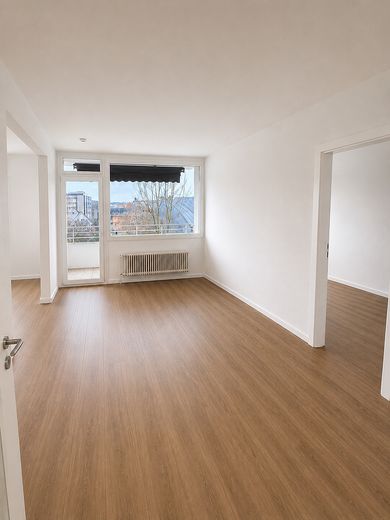 Frisch renovierte 2-Zimmer-Wohnung mit Südostbalkon & Einbauküche – Wohnzimmer