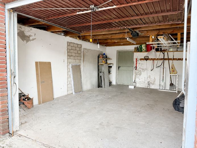 Modernisiertes Einfamilienhaus mit großzügigem Anbau und Südgarten – Garage