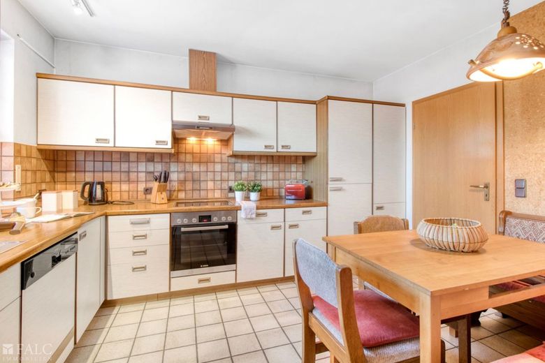 Freistehendes Einfamilienhaus mit Einliegerwohnung: Bietet Raum für vielfältige Lebenskonzepte – Küche