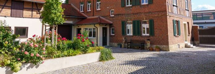Raum für Familie und Hobbys: Saniertes Anwesen mit Großscheune und Pool