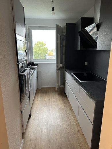 Exclusively modernized 3-room apartment with south-facing balcony, new bathroom & fitted kitchen – Foto 8