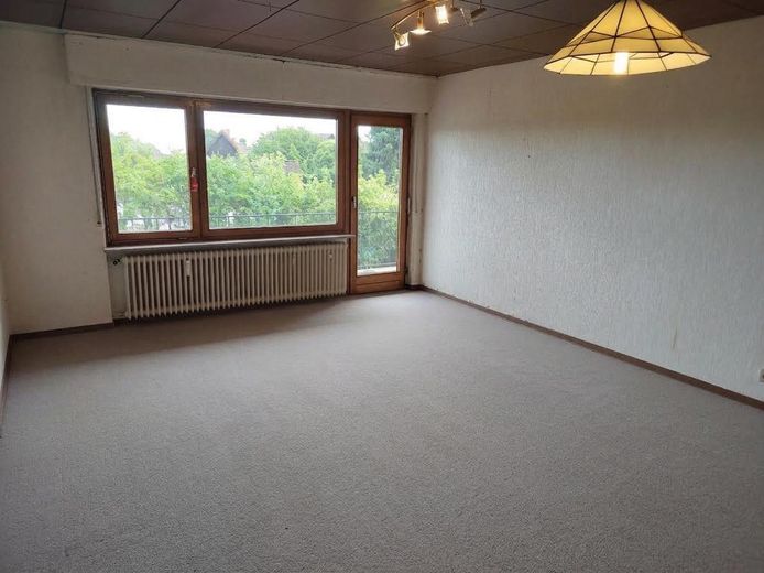 Piso de 3 habitaciones con balcón orientado al sur y jardín en una zona tranquila de Neuwied-Feldkirchen – Geräumiges Wohnzimmer
