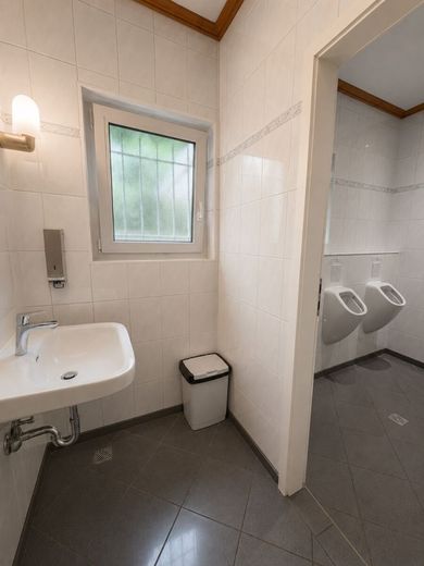 Etabliertes Hotel- &amp; Gastro-Anwesen am Wiehengebirge umfassend modernisiert – WC- Gastro