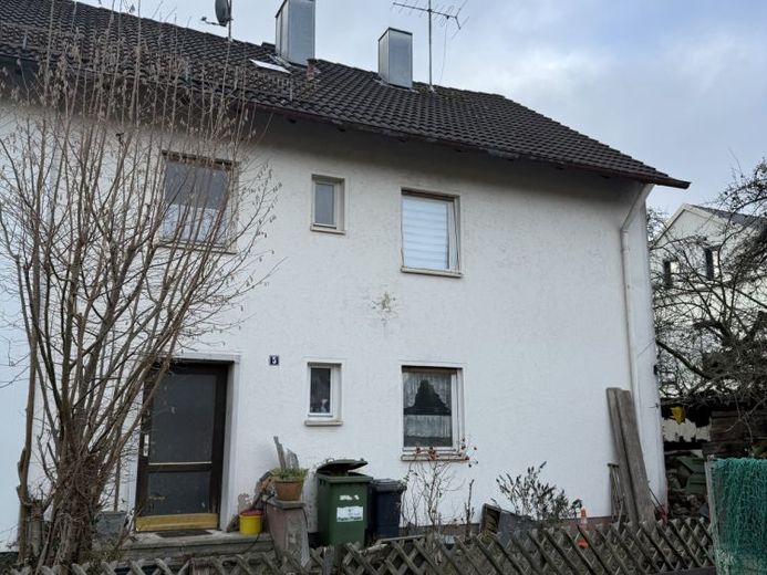 Sanierungsbedürftige Doppelhaushälfte mit großem Garten und viel Gestaltungspotenzial – Foto 1