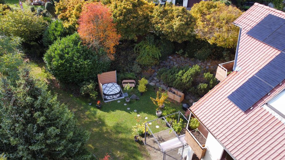 Provisionsfrei: Feldrand-Idylle trifft Smart Home – Vollklima, PV & sehr niedrige Energiekosten – Vorderer Gartenteil
