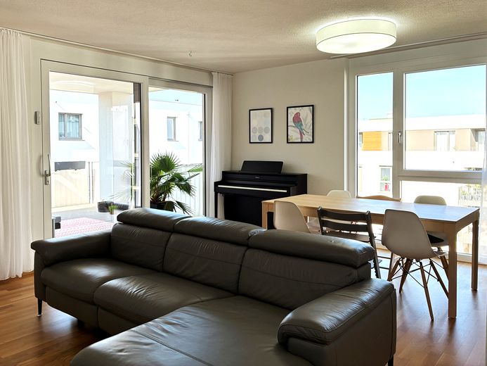 Neuwertige 4-Zimmer-Wohnung am Georgenberg | 2 TG-Stellplätze | Baujahr 2021 | provisionsfrei – Wohn-Esszimmer Bild 1