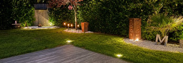 Neuwertiges Reihenendhaus mit modernem Wohnkomfort – Garten am Abend