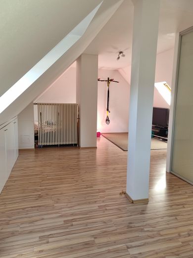 Світла 4-кімнатна мезонет-квартира у Фюрті, бл. 111 м² житлової та корисної площі, балкон, ліфт і підземний гараж, без комісії – Hobbyraum