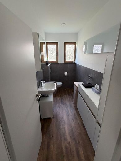 Helle 4-Zimmer Wohnung mit großem Balkon, Garten und Kamin – Badezimmer