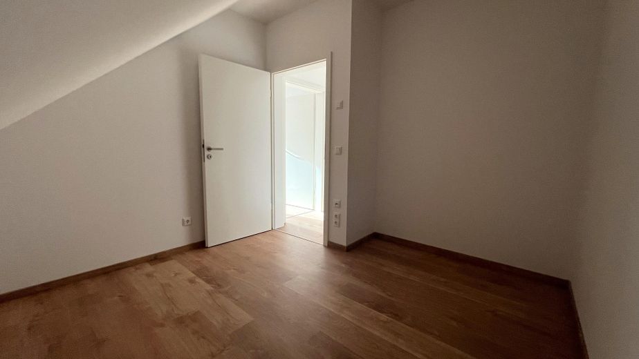 Ruhe mit Blick über Felder: Exklusives wohngesundes Plusenergie-Doppelhaus, S-Bahn fußläufig – großer Abstellraum
