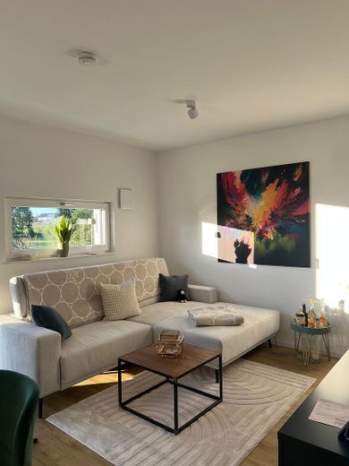 Exklusive 2,5 Zimmer Wohnung mit Aufzug, Niedrigenergiehaus mit PV Mieterstrom – Wohnzimmerbereich