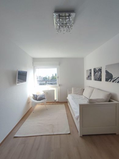 Helles Wohn-/Schlafzimmer