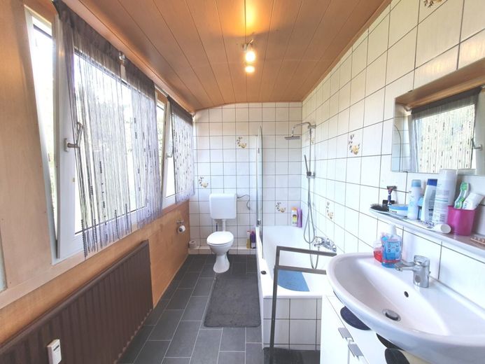 ++ HOCHWERTIGES DREIFAMILIENHAUS + GARTEN IN GUTER LAGE!! TOP KAPITALANLAGE! ++ – BADEZIMMER DACHGESCHOSS