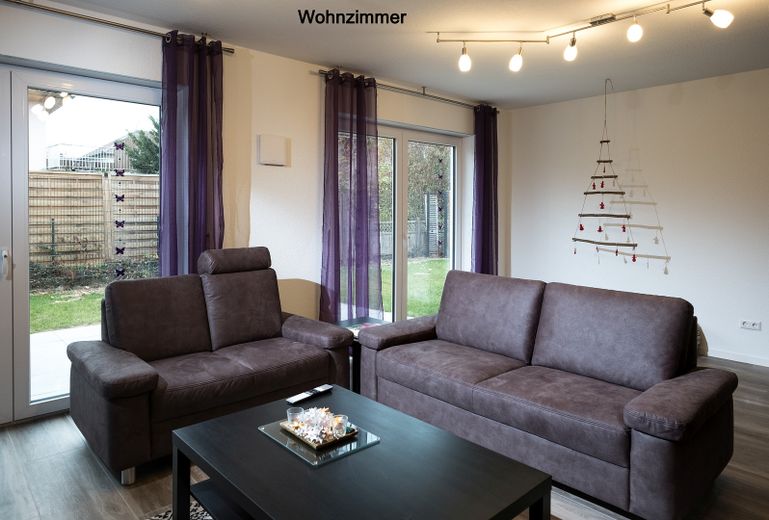 Neuwertige, großzügig geschnittene Doppelhaushälfte (BJ2018) – Wohnzimmer