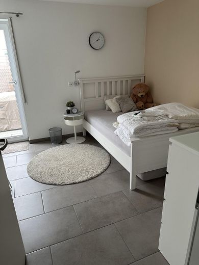 Casa bifamiliare senza provvigioni in posizione eccellente - periferia del paese, giardino, abitazione e eventualmente affitto – Jugendzimmer UG