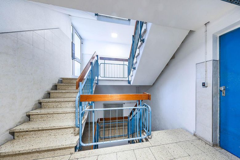 Commission-free 2-room apartment with balcony & garage in Konstanz – Treppenhaus