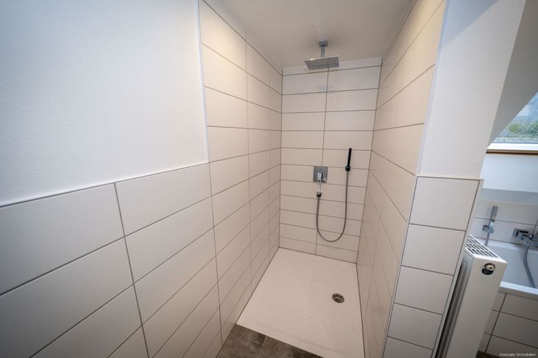 Modernisiertes Einfamilienhaus in kleiner Nebenstraße von Püttlingen – Badezimmer Dachgeschoss