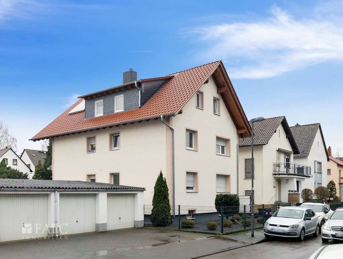 Hochwertig nach KFW Standard saniertes Dreifamilienhaus – Außenansicht