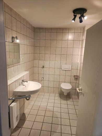 Gemütliche Dachgeschosswohnung in Mühlhausen zur Vermietung – Bad