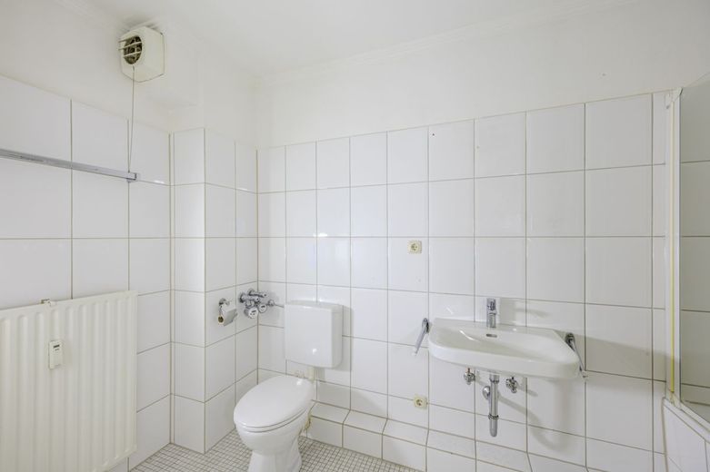 Attraktives Rahlstedt: Balkon miot 2-Zimmer Wohnung mit Tiefgaragenplatz kutzfristig verfügbar. – Badezimmer