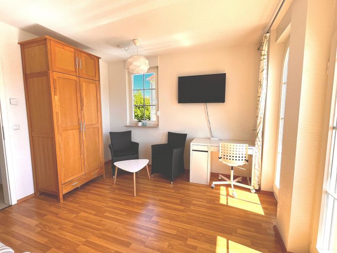Leseecke, TV & Arbeitsplatz 