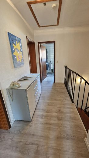 Доглянутий крайній рядовий будинок у чудовому місці Баунаталя — без комісії – Flur im OG