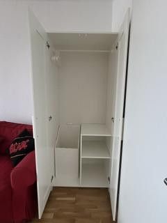 Ankastre mutfaklı, duş banyolu, balkonlu, otoparklı daire; BER ve Freie Universität Berlin yakınında – Kleiderschrank im Wohnraum