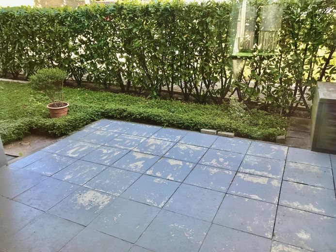 Vivienda acogedora en la ladera: luminosa, tranquila, accesible, con jardín y balcón – Terrassenfliesen - zum Garten 