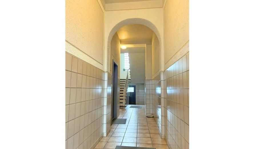 Immeuble ancien à aimer – appartement lumineux de 2 pièces avec balcon et garage dans un emplacement privilégié en centre-ville – Hauseingang