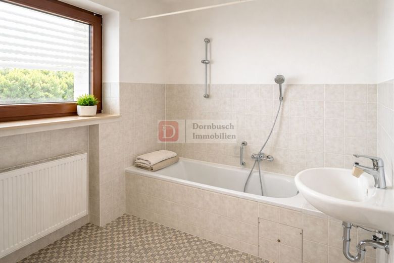Top-Anlage!! 5-Familienhaus mit geteiltem Grundbuch, Garagen &amp; Stellplätzen – Badezimmer