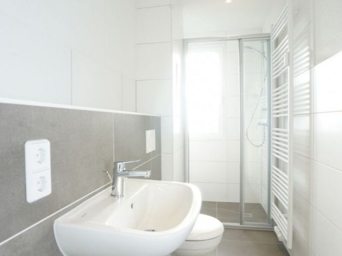 Erstbezug / Dusche / großes Wohnzimmer – Foto 1