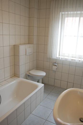 Bad mit Fenster und Badewanne