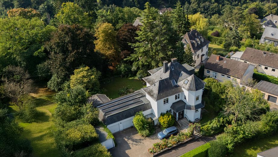 Affascinante villa su un ampio terreno divisibile, con alberi secolari e posizione elevata senza possibilità di edificazione antistante – Villa mit großzügigem Garten