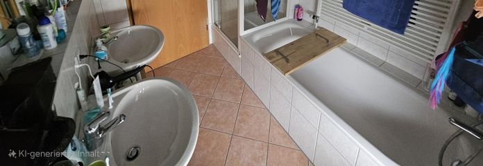 Bad mit Dusche und Badewanne