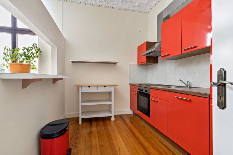 Traumhafte 2-Raumwohnung mit Einbauküche und Stuck im Mühlwegviertel! – Küche