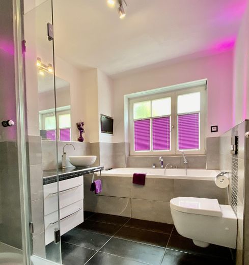 Top Möbliert / Fully furnished: Elegante 3-Zi-Gartenwohung, WLAN, Home Office, TG-Stellplatz – Foto 15