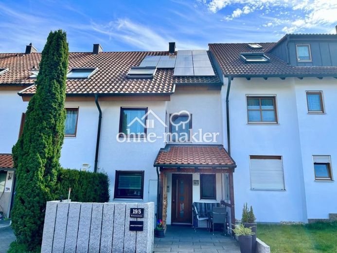 Modernisiertes Reihenmittelhaus mit PV-Anlage – Foto 1