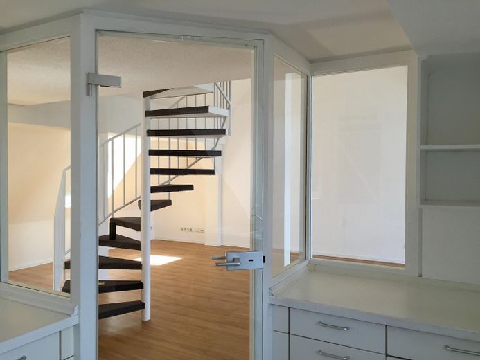 Altstadt-Stadthaus mit Mainblick, Dachterrasse, Mieteinnahmen & Ausbaupotenzial – provisionsfrei – Küche - Wohnung 2.OG