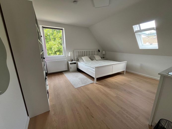 Sanierte 3-Zimmer-Wohnung mit Dachboden, Stellplatz und Gartenanteil – Schlafzimmer 1